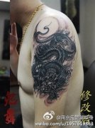 男人手臂时尚很酷的黑灰龙纹身图案