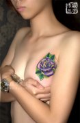 为一福建妹子制作的玫瑰花纹身作品遮盖旧纹身