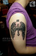 武汉纹身店疯子打造的大臂素描立体十字架翅膀纹身作品