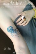 女生手臂时尚小巧的彩色水母纹身图案