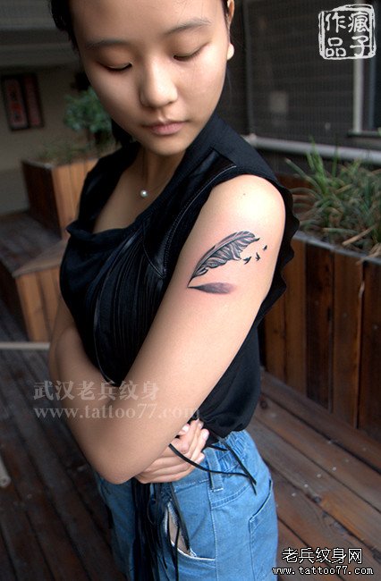 为一美女子打造的手臂立体羽毛纹身作品及意义