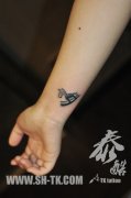 女生手腕小巧的小木马纹身图案