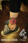 女生腿部漂亮潮流的玫瑰花纹身图案