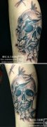 男人腿部时尚很酷的黑灰骷髅纹身图案