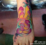 女生脚背唯美经典的彩色莲花纹身图案