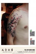 男人手臂唯美潮流的梅花纹身图案