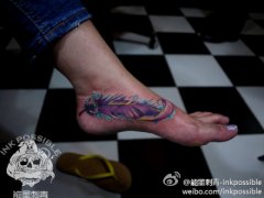女生脚部精美潮流的羽毛纹身图案