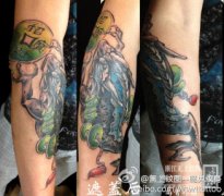 手臂时尚很酷的招财金蝉纹身图案