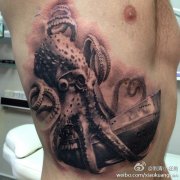男人侧腰超帅的章鱼与轮船纹身图案