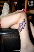 美女腿部紫色四叶草藤蔓纹身作品