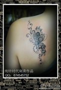 女生肩背潮流唯美的黑灰蝴蝶纹身图案
