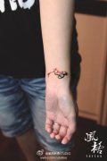 女生手腕唯美小巧的梅花纹身图案