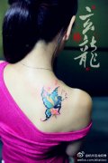 女生肩背时尚潮流的小精灵纹身图案