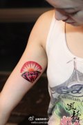 女生手臂内侧潮流唯美的小钻石纹身图案