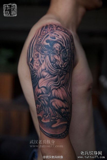 兵哥为一顾客打造的大臂笑狮罗汉纹身作品及寓意