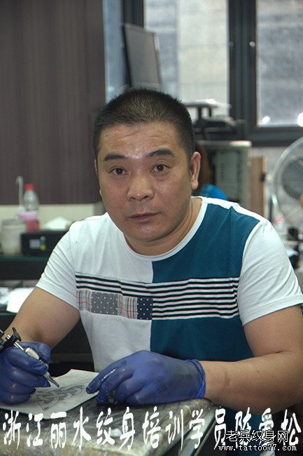 浙江丽水纹身培训学员陈爱松纹身学习中