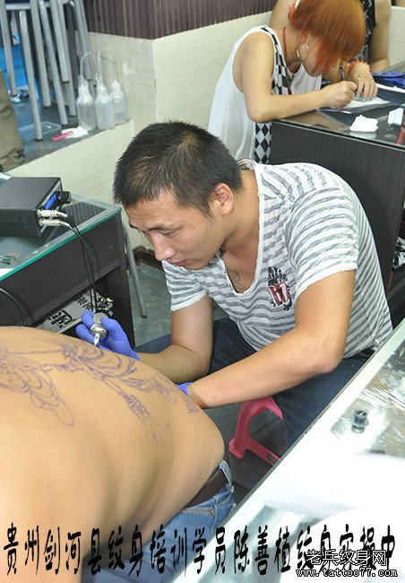 贵州剑河县纹身培训学员陈善植满背纹身实操中