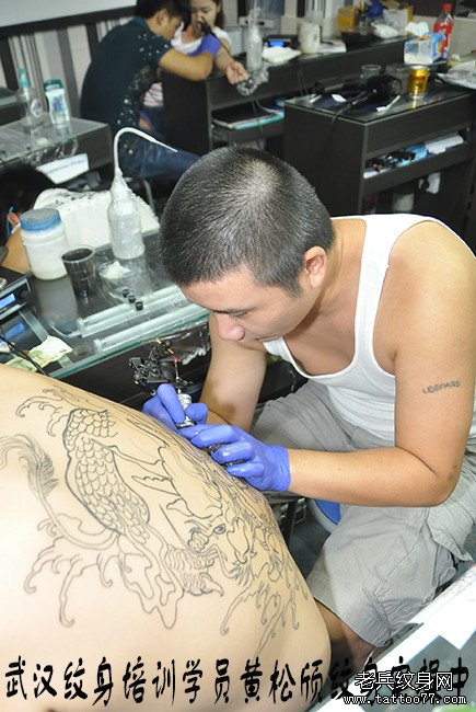 武汉纹身培训学员黄松颀满背麒麟纹身图案实操中