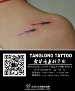 女生肩膀处小巧时尚的水墨小锦鲤纹身图案