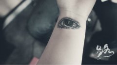女生手腕潮流小巧的眼睛纹身图案