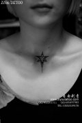 女生脖子处时尚经典的五角星纹身图案