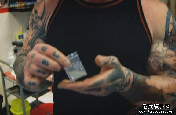 国外一男子用纹身色料与狗狗骨灰混合制作的天使翅膀纹身