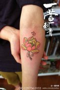 女生手臂唯美漂亮的彩色莲花纹身图案