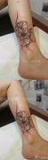 女生腿部时尚唯美的黑灰百合花纹身图案