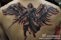 男生后背时尚经典的黑灰天使翅膀纹身图案