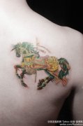 男人肩膀处时尚潮流的旋转木马纹身图案