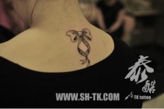 女生后肩背小巧时尚的蝴蝶结纹身图案