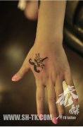 女生手部虎头小胡子与皇冠纹身图案