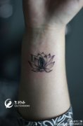 女生手腕小巧时尚的黑灰莲花纹身图案