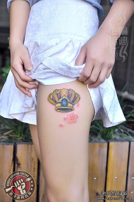 美女大腿彩色皇冠纹身作品
