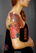 为一贵州女汉子制作的凤凰牡丹纹身作品遮盖烫伤疤痕