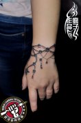 武汉纹身店疯子纹身师手绘制作的手链纹身作品