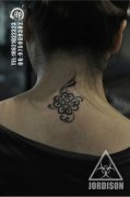 女生后脖子时尚潮流的图腾四叶草纹身图案