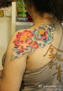 女生肩膀处唯美漂亮的彩色莲花纹身图案