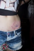 美女腹部粉色莲花纹身作品