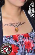 美女锁骨图腾加可爱骷髅纹身作品