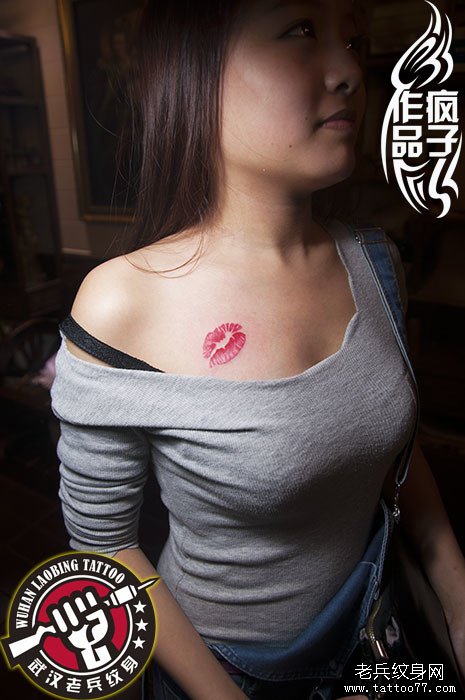 胸口红色唇印纹身图案作品