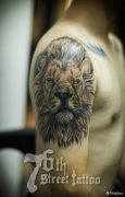 男生手臂经典潮流的彩色狮头纹身图案