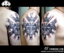 男生手臂潮流经典的十字架翅膀纹身图案