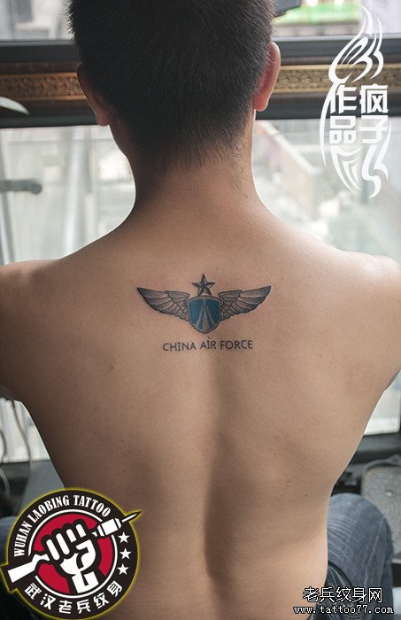 为一现役军人打造的后背空军标志翅膀纹身作品