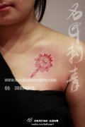 女生胸前时尚潮流的彩色图腾莲花纹身图案