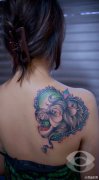 女生肩背经典时尚的狮头纹身图案