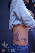 美女腰部潮流精美的纸飞机与花卉纹身图案