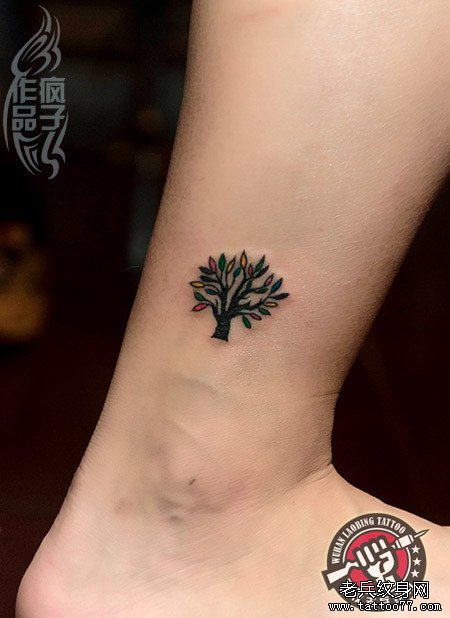 脚踝彩色树纹身作品由武汉最专业纹身店出品