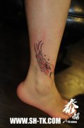 女生腿部精美唯美的粉色翅膀纹身图案