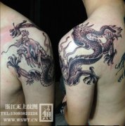 男人肩膀处是很酷的黑灰龙纹身图案